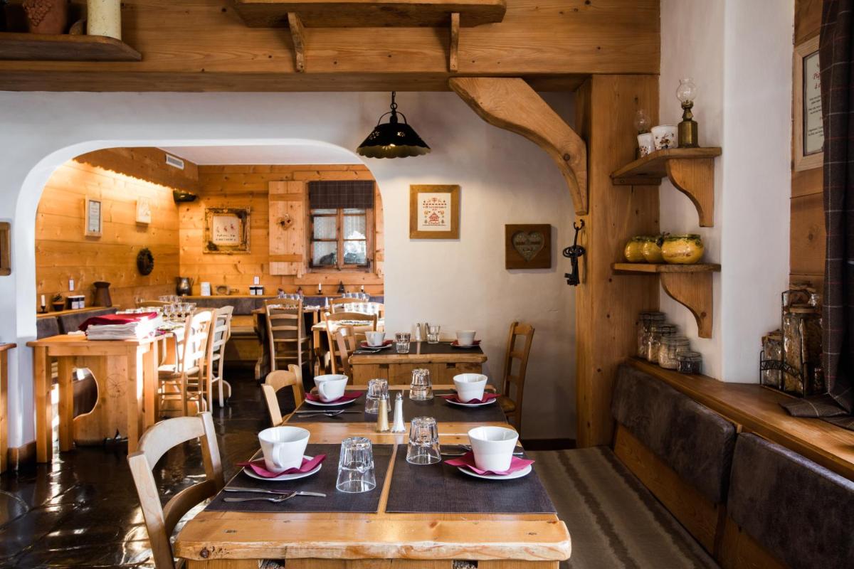 Restaurant ou autre lieu de restauration dans l'établissement Les Chalets de La Griyotire