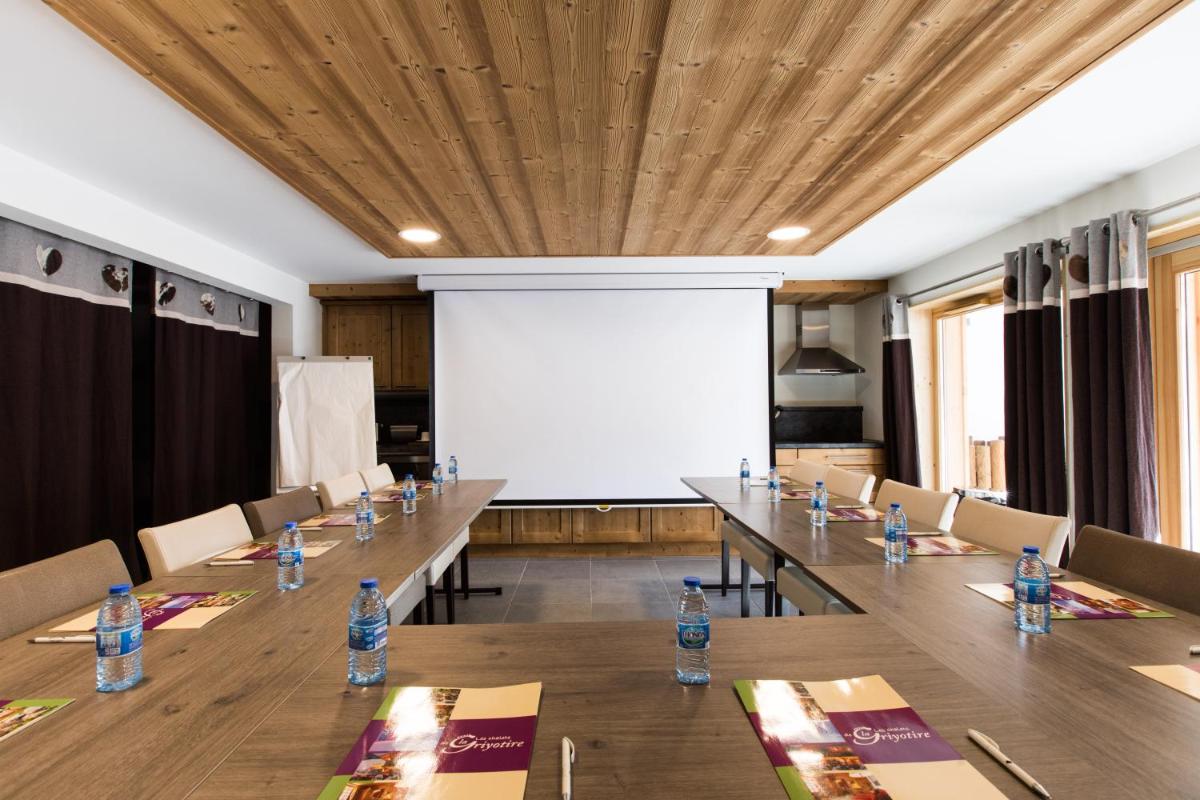 Espace de conférence ou salle de réunion dans l'établissement Les Chalets de La Griyotire