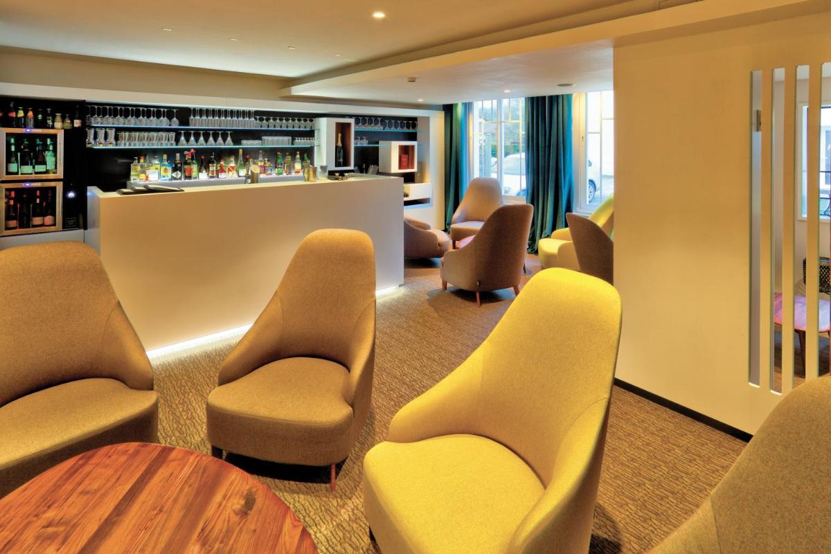 Coin salon dans l'établissement Logis Hotel Restaurant Spa Beau Site