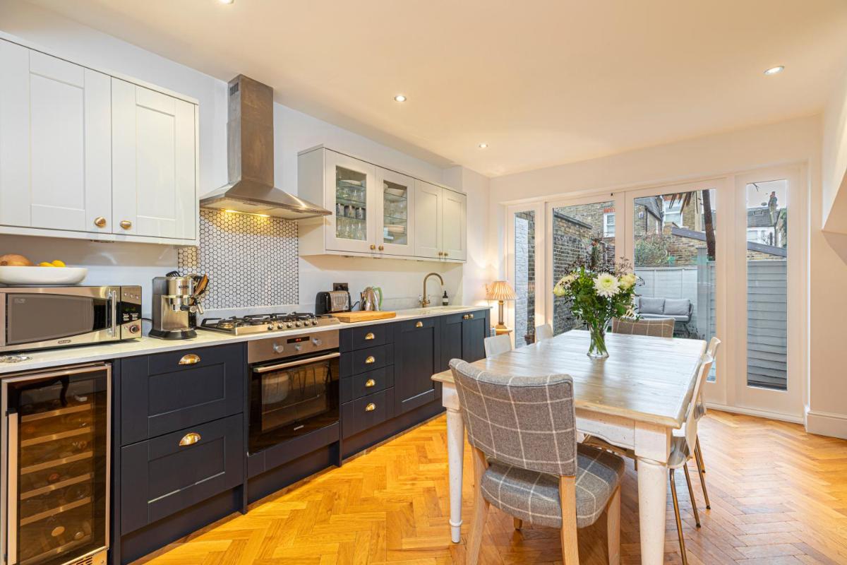 Lovely 3-bed house w/ patio near Clapham Common - Housity