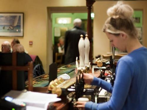 The Lawns Rooms - Feathers - Housity