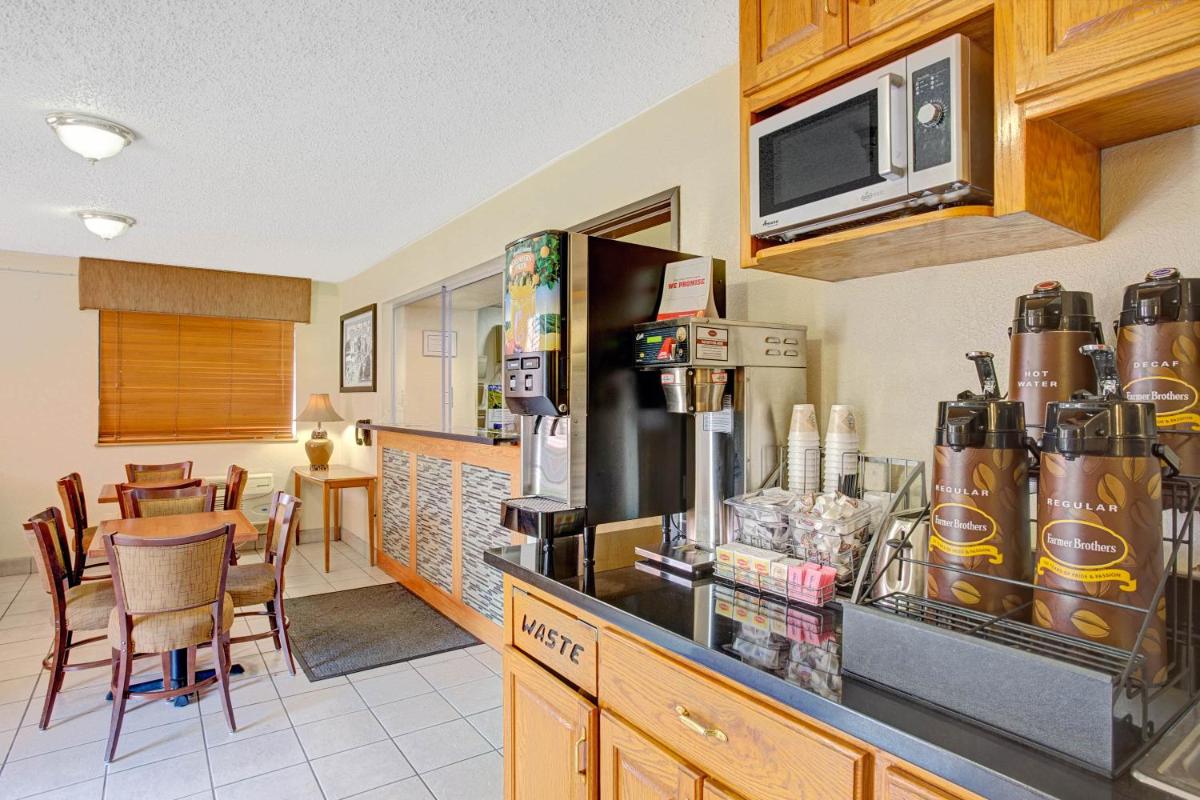 Super 8 by Wyndham College Park Wash DC Area - Housity