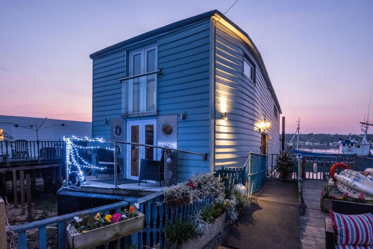 Houseboat Harbourside View - Housity
