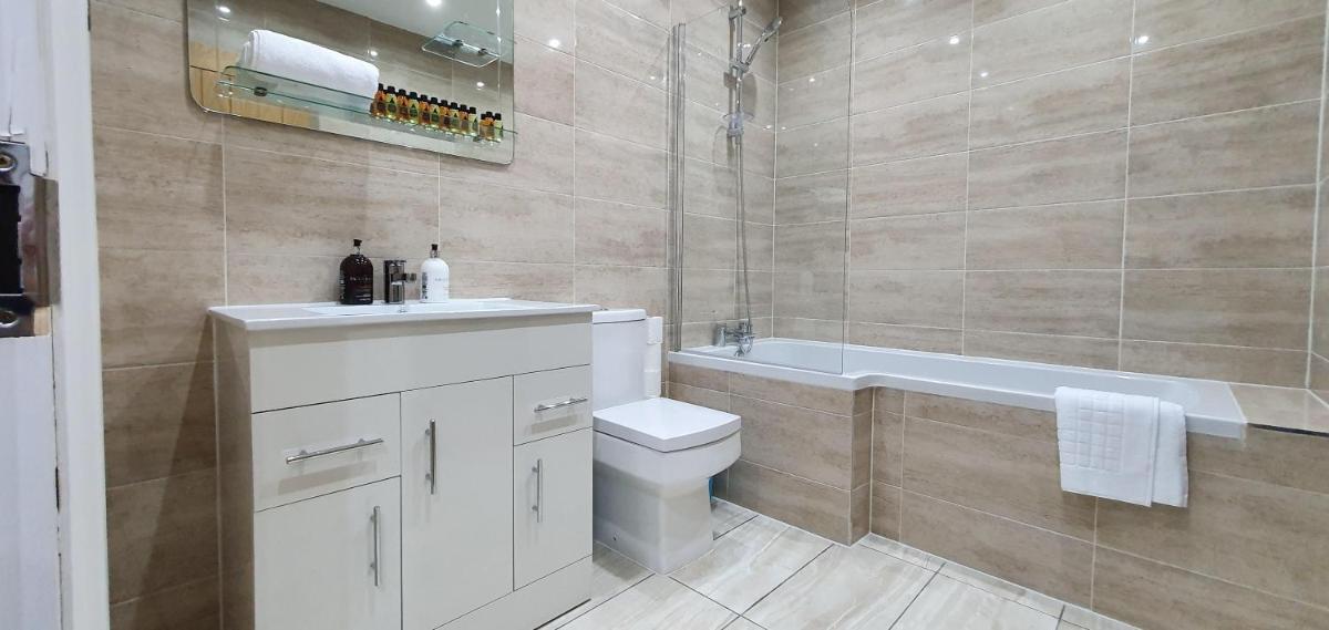 Garland Modern Spacious Apartment, Brentwood 1 - Hizvo