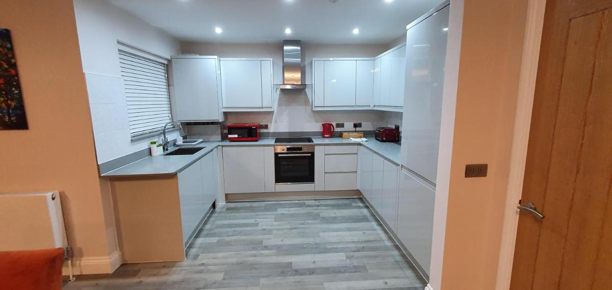Garland Modern Spacious Apartment, Brentwood 1 - Hizvo