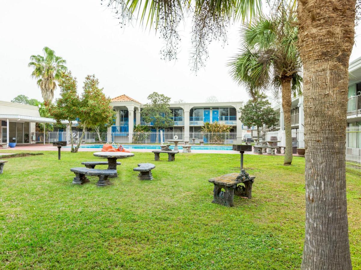 Travelodge by Wyndham Baton Rouge East - Housity