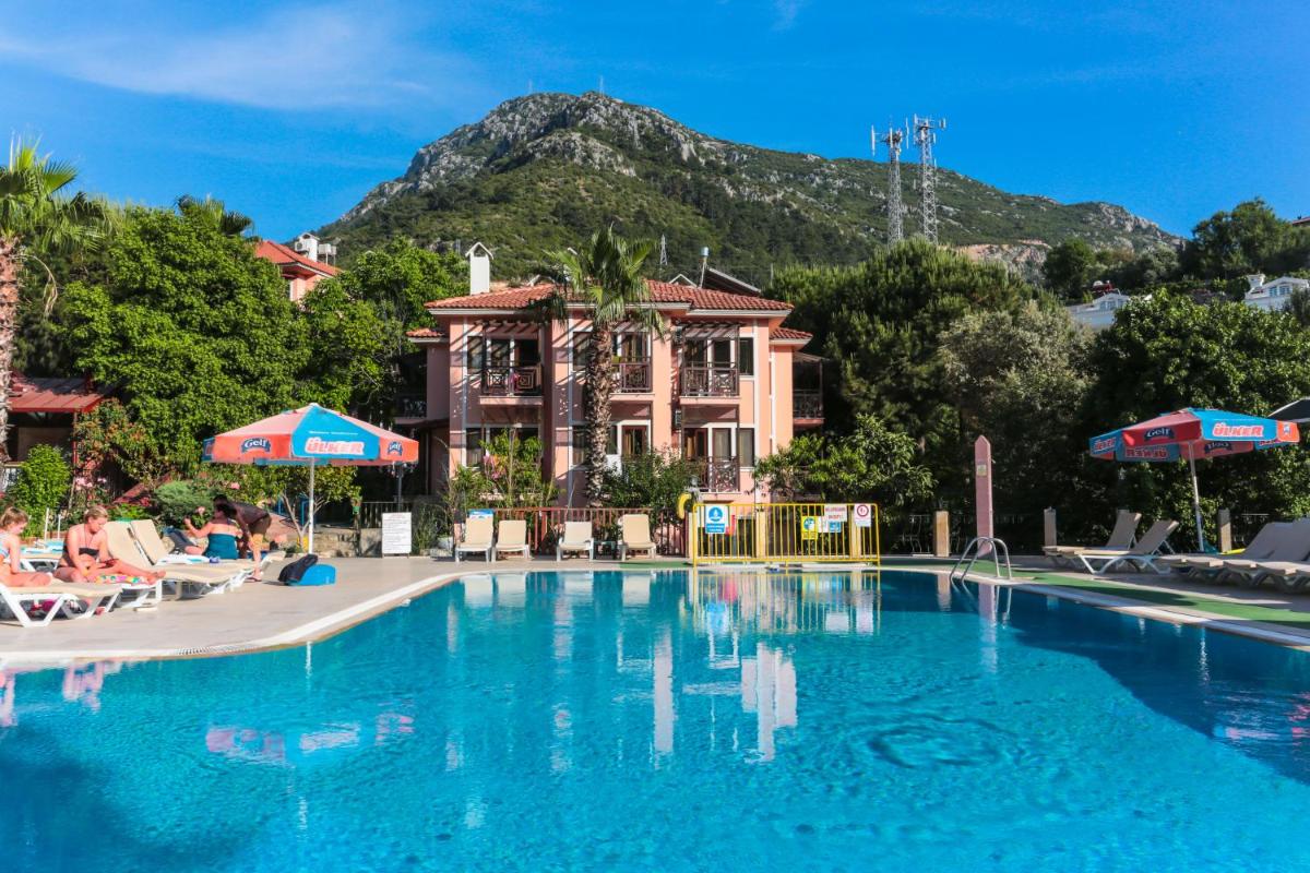 Club Pink Palace Hotel - Housity