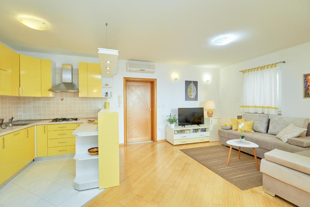 Apartments Zelic Tucepi - Housity