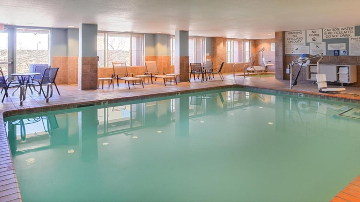 Holiday Inn Express Woodland by IHG - Housity