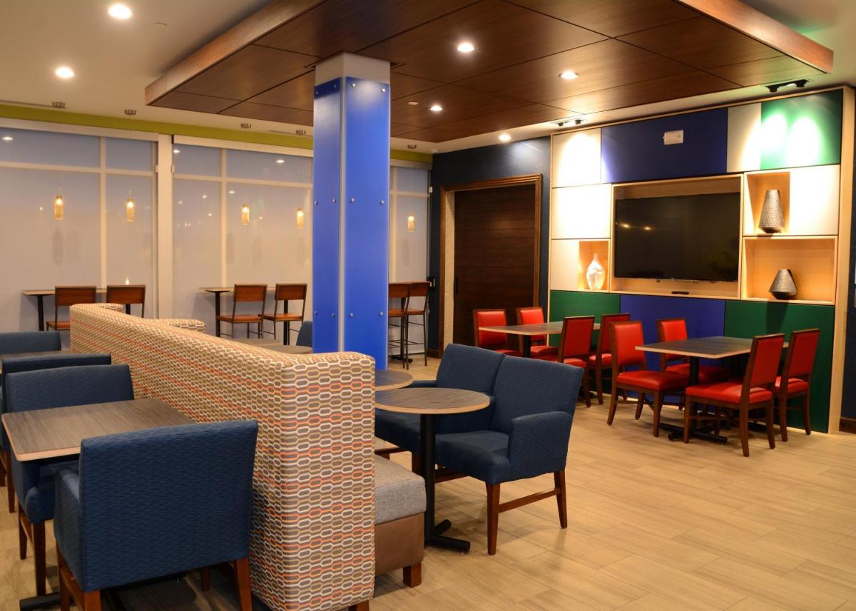 Holiday Inn Express & Suites - Pittsburgh - Monroeville by IHG - Housity