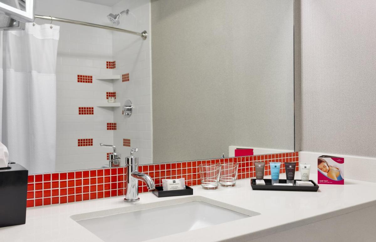 Crowne Plaza JFK Airport New York City, an IHG Hotel - Housity