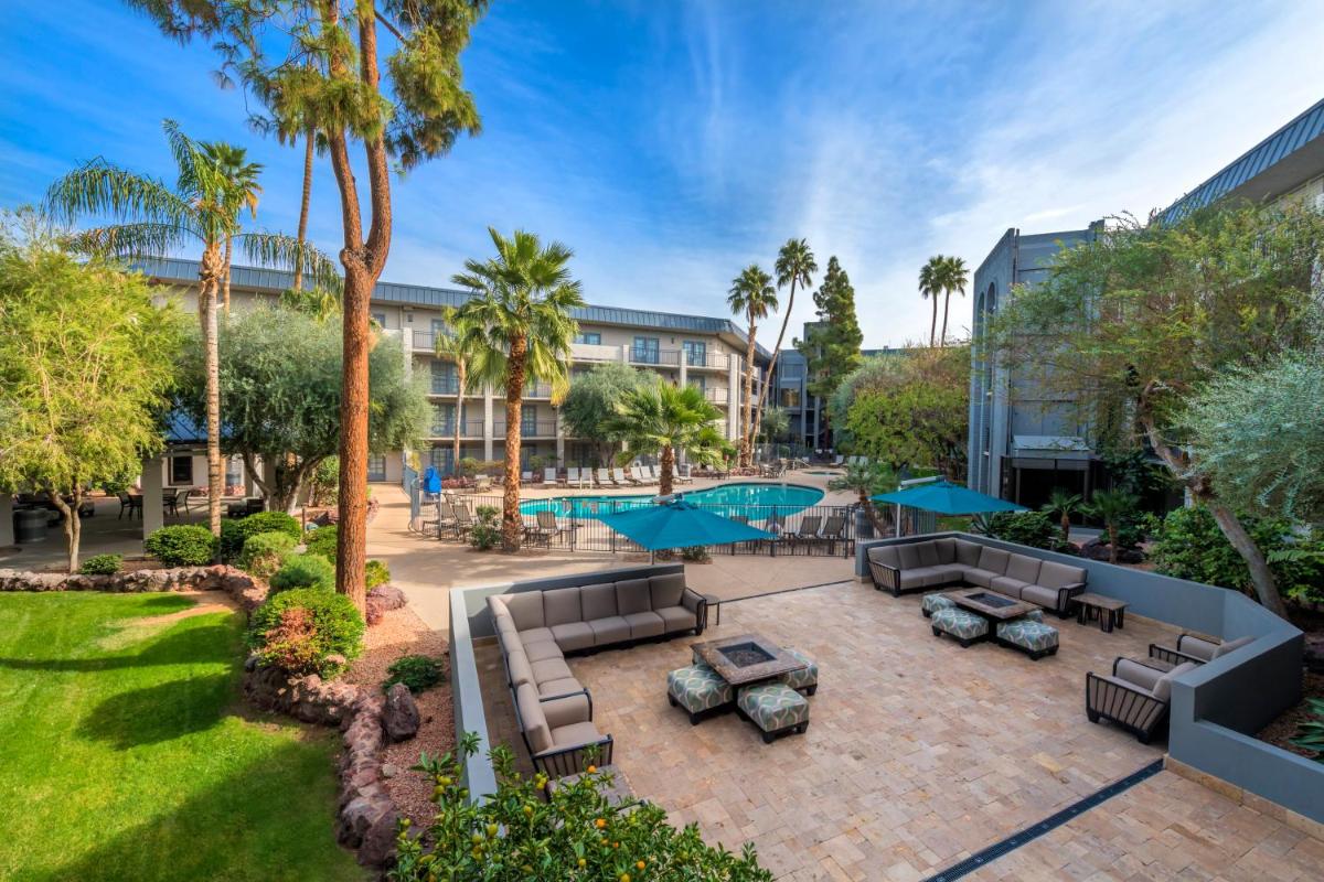 Holiday Inn and Suites Phoenix Airport North, an IHG Hotel - Housity