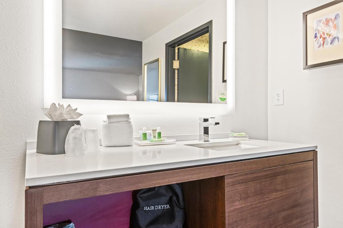 Holiday Inn - St. Petersburg West, an IHG Hotel - Housity