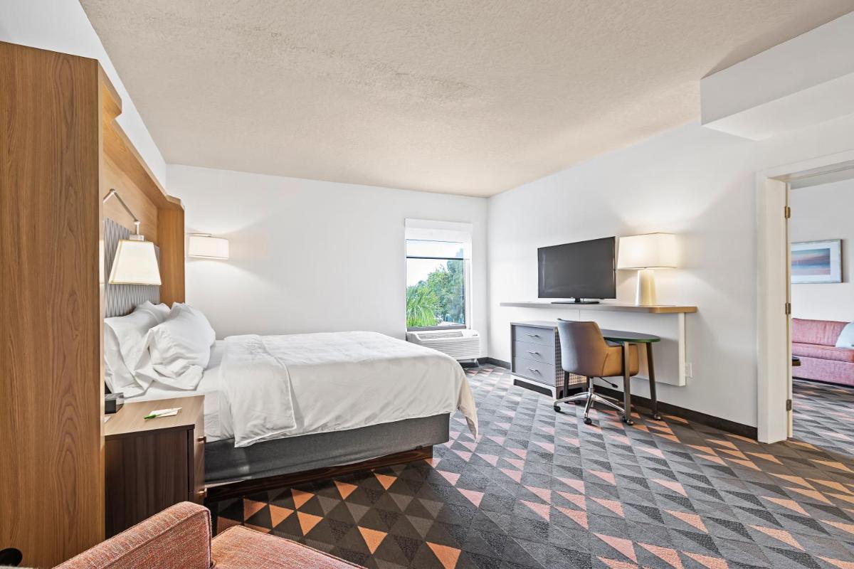 Holiday Inn - St. Petersburg West, an IHG Hotel - Housity