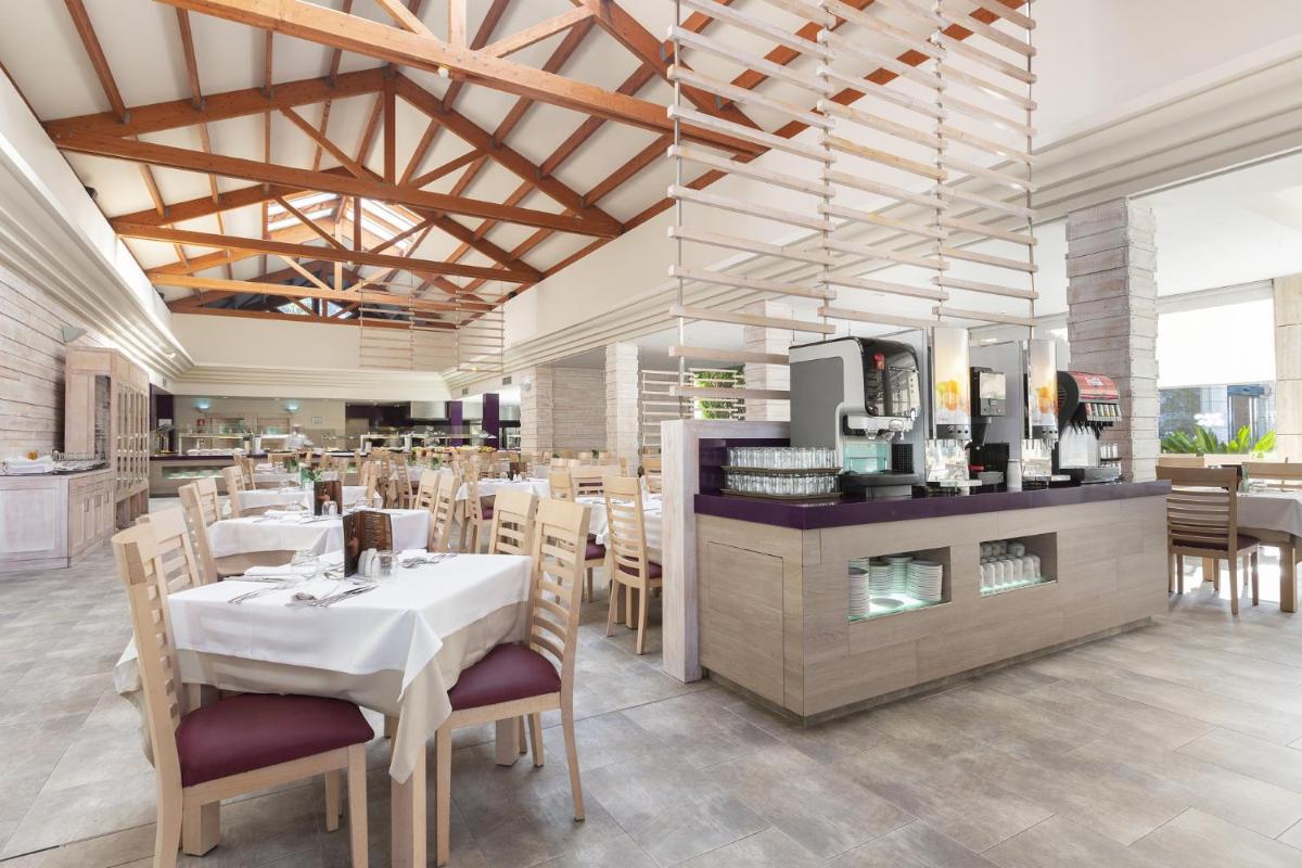 Una cocina o zona de cocina en Mar Hotels Playa Mar & Spa