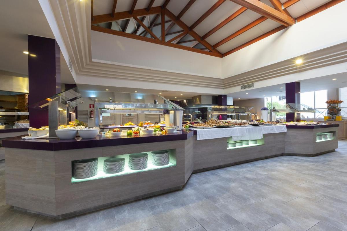 Comida en o cerca de este hotel