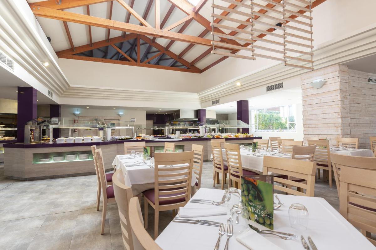 Un restaurante o sitio para comer en Mar Hotels Playa Mar & Spa