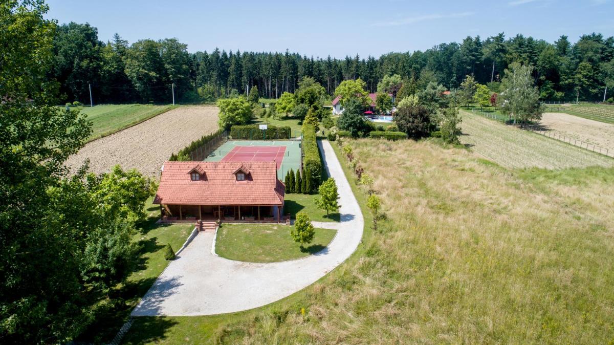 Old Oak House with pool - Housity