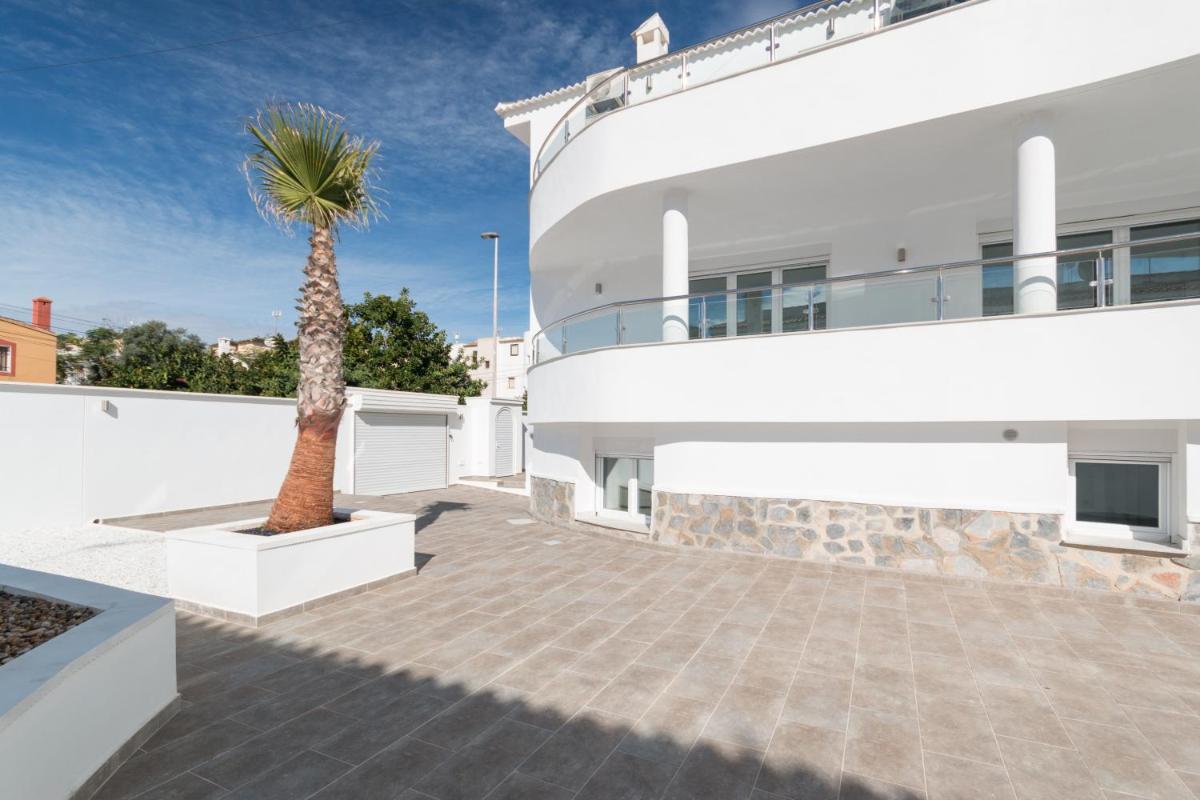 6 Bed Modern Luxury Villa 5 Min Walk to Beach! - Housity