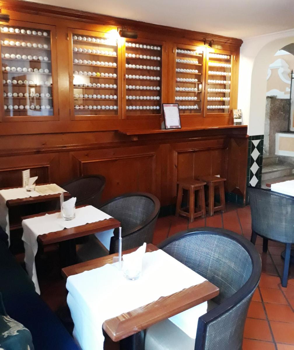 Um restaurante ou outro lugar para comer em Lawrences Hotel