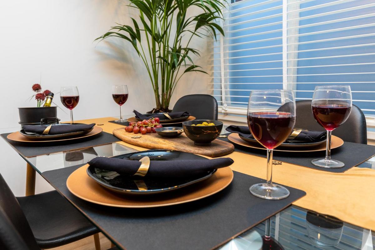 New Pearl of Scheveningen Black Swan beach a Family loft The Hague 180A - Housity