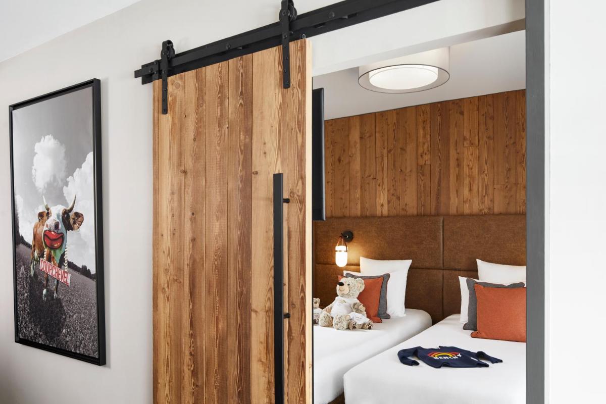 - une chambre avec 2 lits et une porte coulissante dans l'établissement Ecrin Blanc Resort Courchevel - Aquapark, à Courchevel 56 autres photos