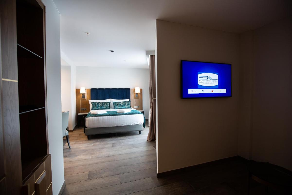 Una televisión o centro de entretenimiento en Boutique Hotel Élke Spa Superior