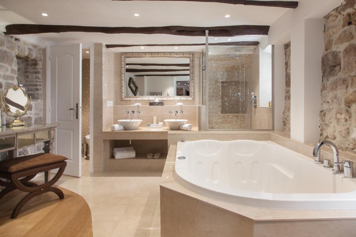 Salle de bains dans l'établissement Chateau Eza