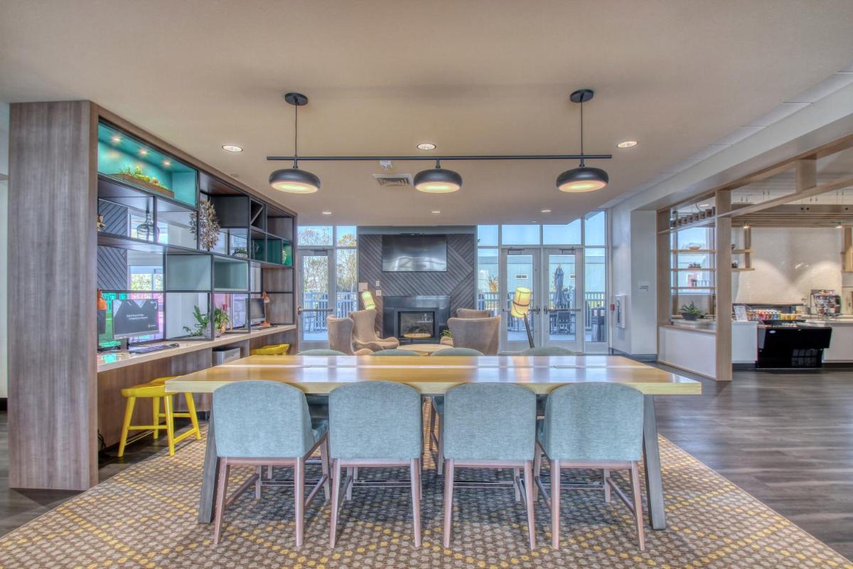 Holiday Inn - Appleton, an IHG Hotel - Housity