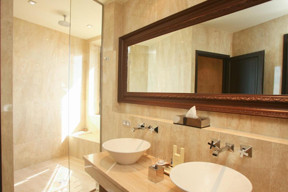 Salle de bains dans l'établissement Chateau Eza