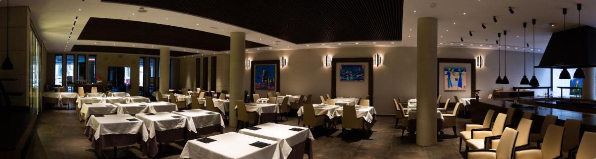 Un restaurante o sitio para comer en Boutique Hotel Élke Spa Superior