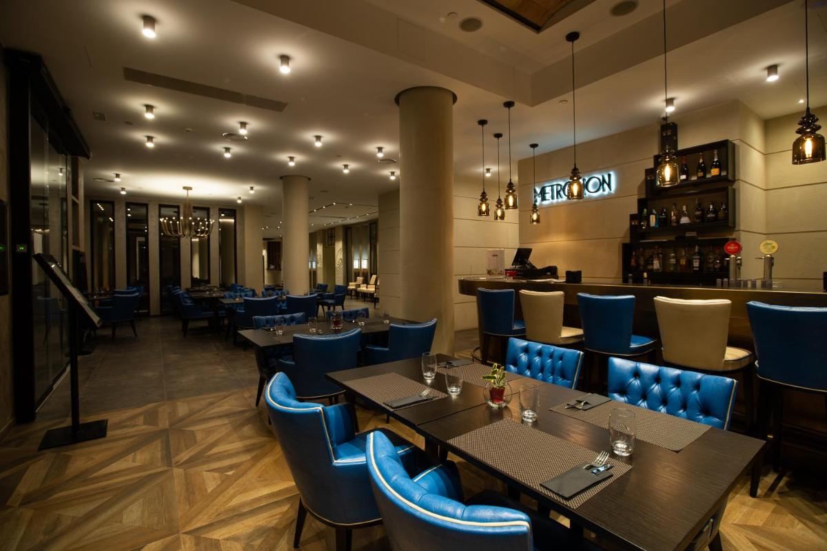 El salón o zona de bar de Boutique Hotel Élke Spa Superior