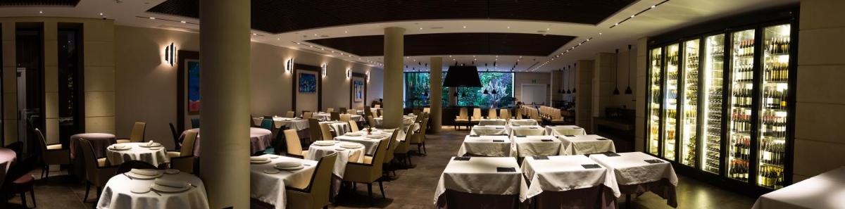Un restaurante o sitio para comer en Boutique Hotel Élke Spa Superior