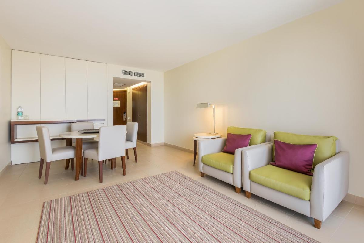 Uma área de estar em NAU Sao Rafael Suites - All Inclusive