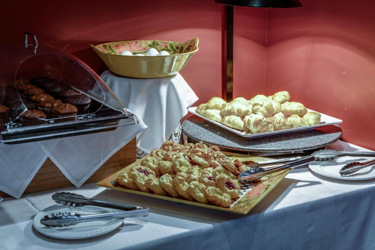 Monte Carlo Inn & Suites Downtown Markham - Housity