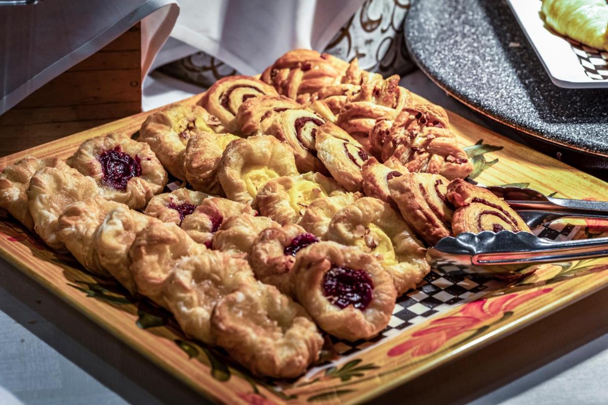 Monte Carlo Inn & Suites Downtown Markham - Housity