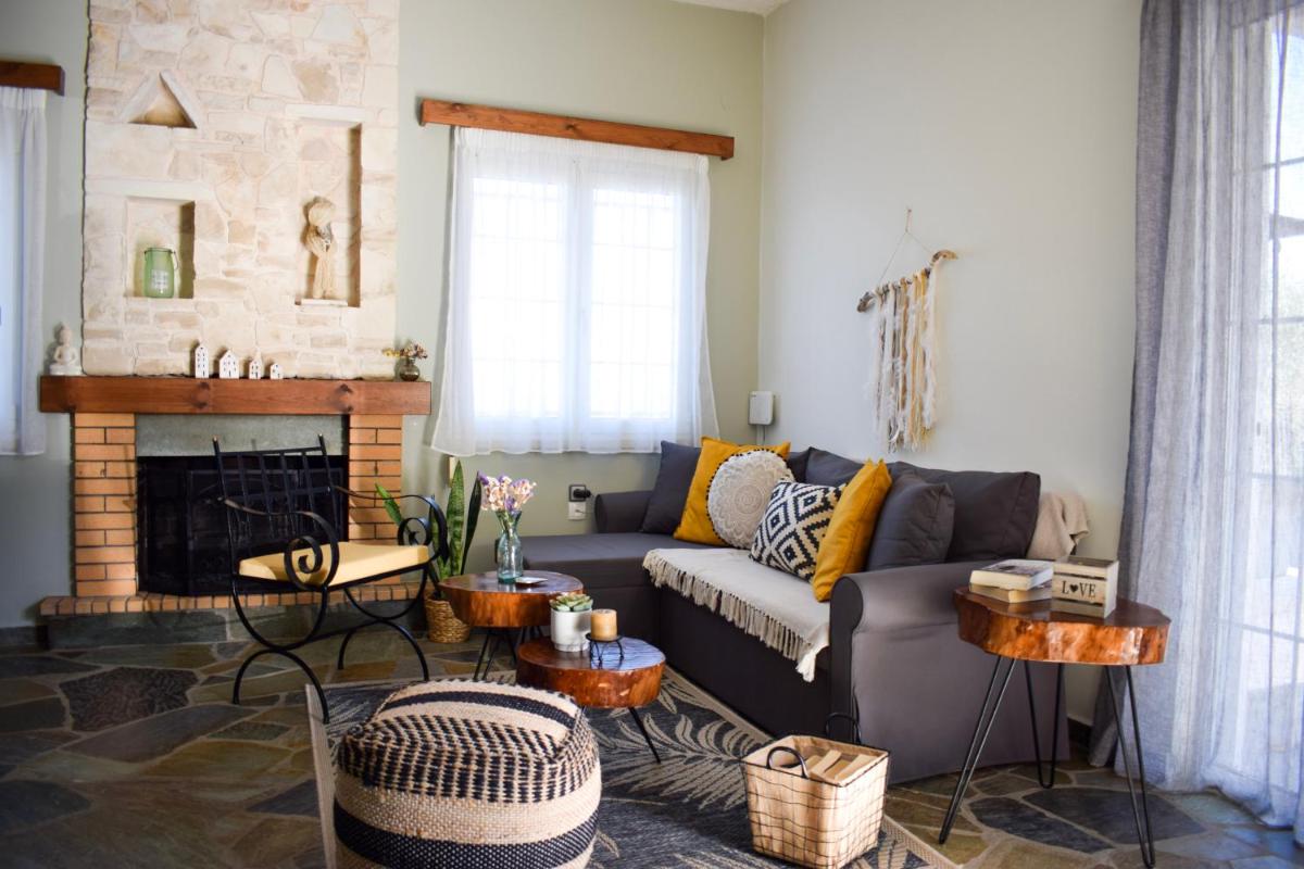 Elia's House Traditional & Cozy by 8essentially - Housity