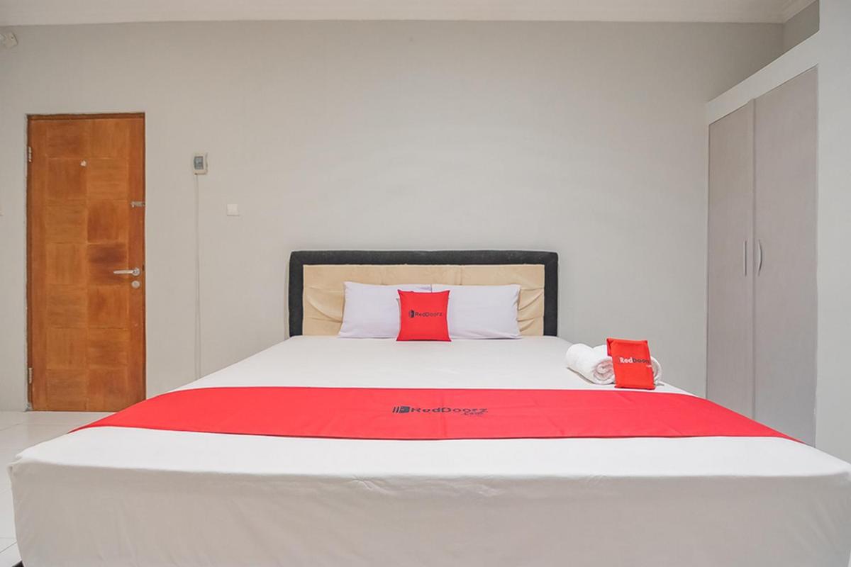 RedDoorz Plus at Bukit Cinta Street Balikpapan - Housity