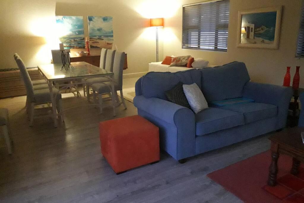 Moondust near the ocean, food and wine - Housity