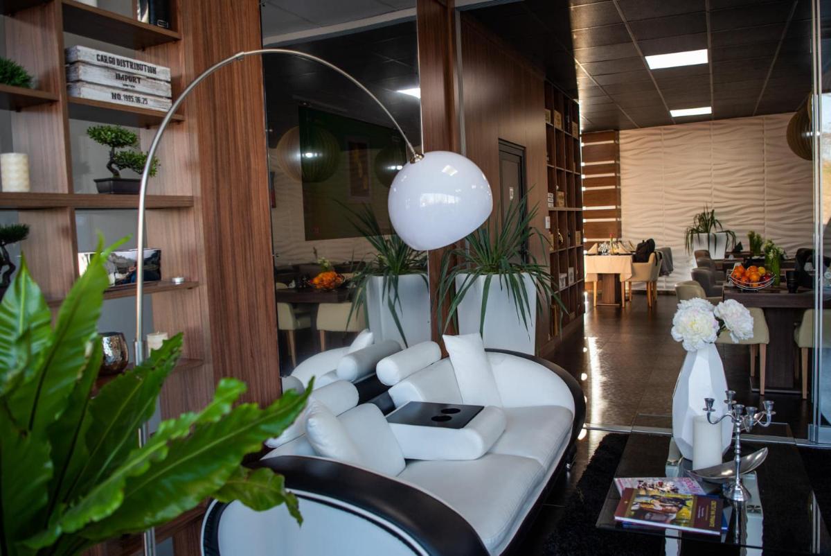 Acktion Deluxe - Housity