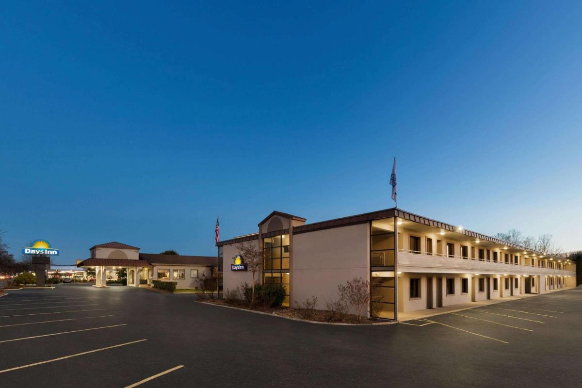 Days Inn by Wyndham Oak Ridge Knoxville - Housity