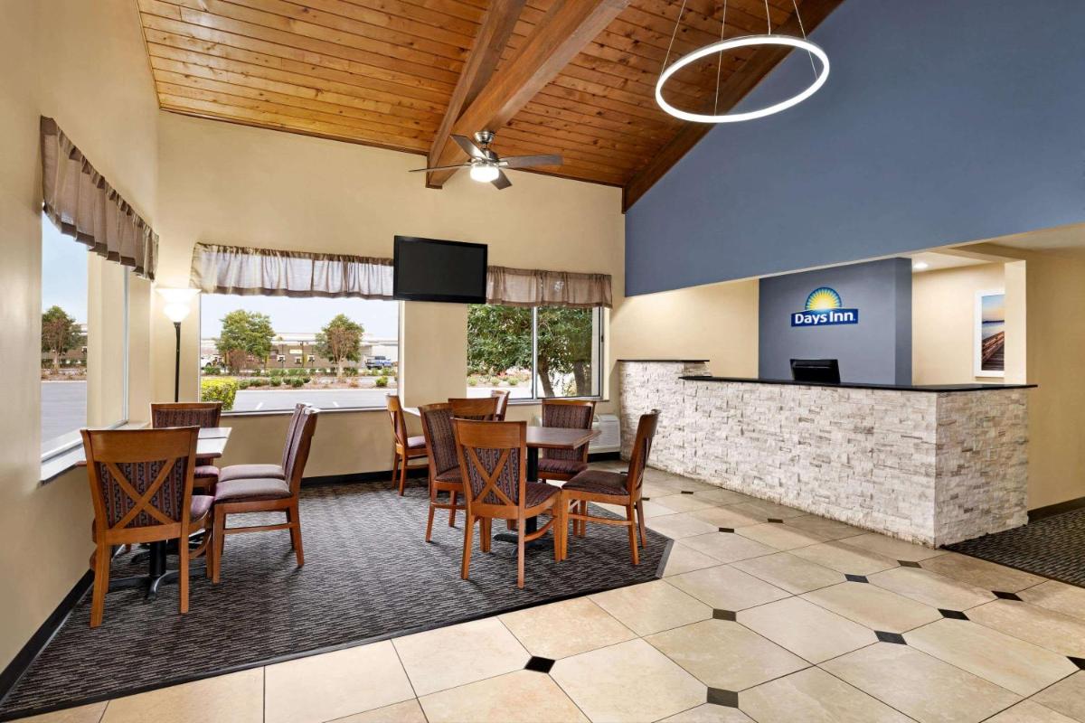 Days Inn by Wyndham Oak Ridge Knoxville - Housity