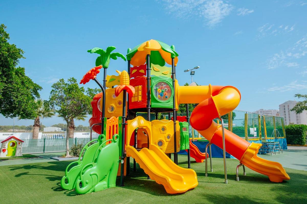 un patio de recreo con un tobogán en un parque en Alannia Guardamar, en Guardamar del Segura