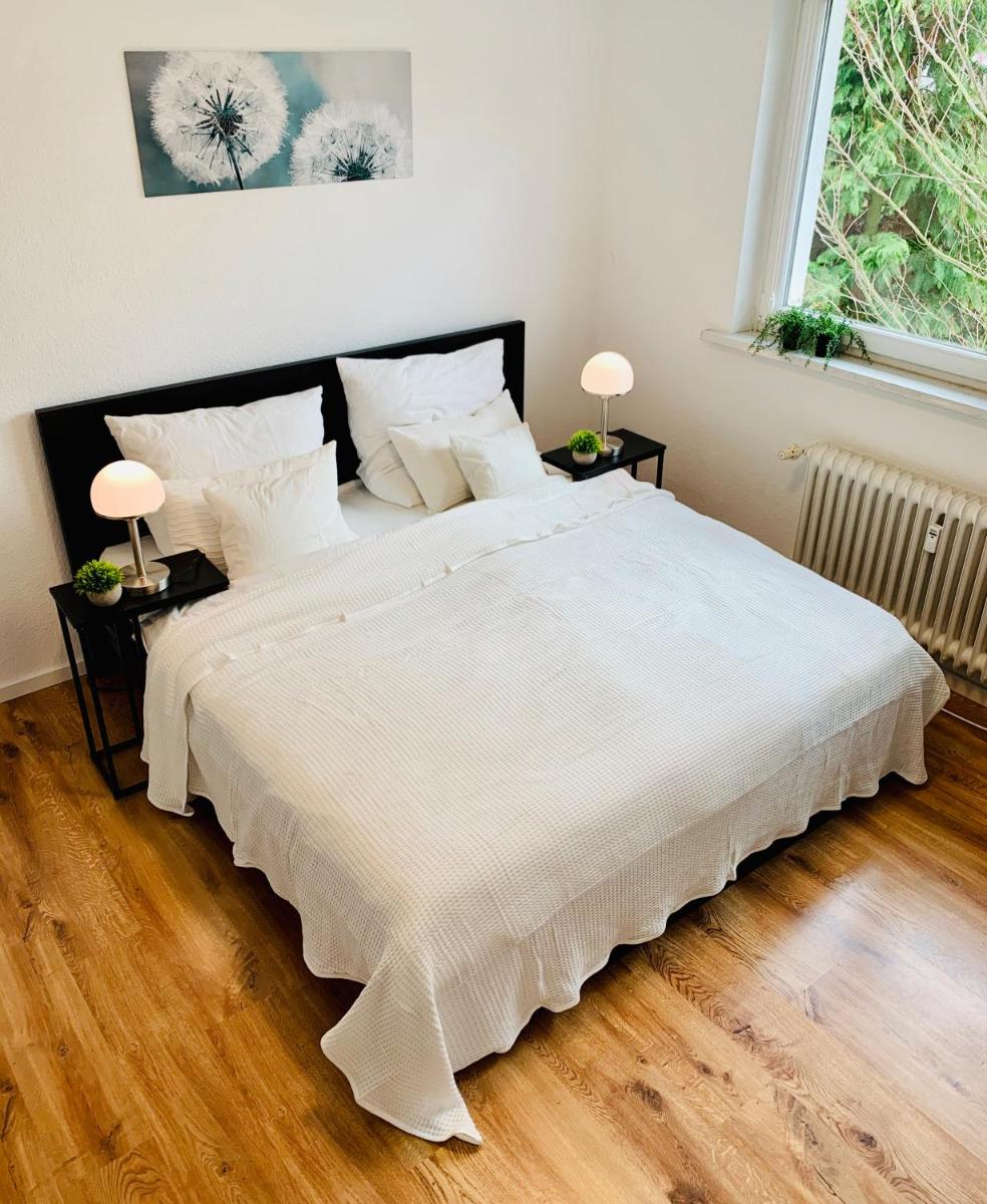 Direkte Uninähe: Ferienwohnung mit großem Doppelbett, Küchenzeile und neu renoviertem Badezimmer - Housity