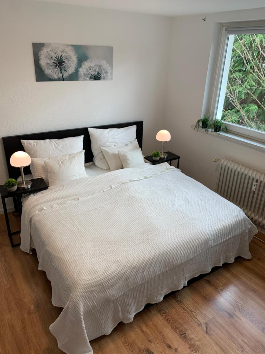 Direkte Uninähe: Ferienwohnung mit großem Doppelbett, Küchenzeile und neu renoviertem Badezimmer - Housity