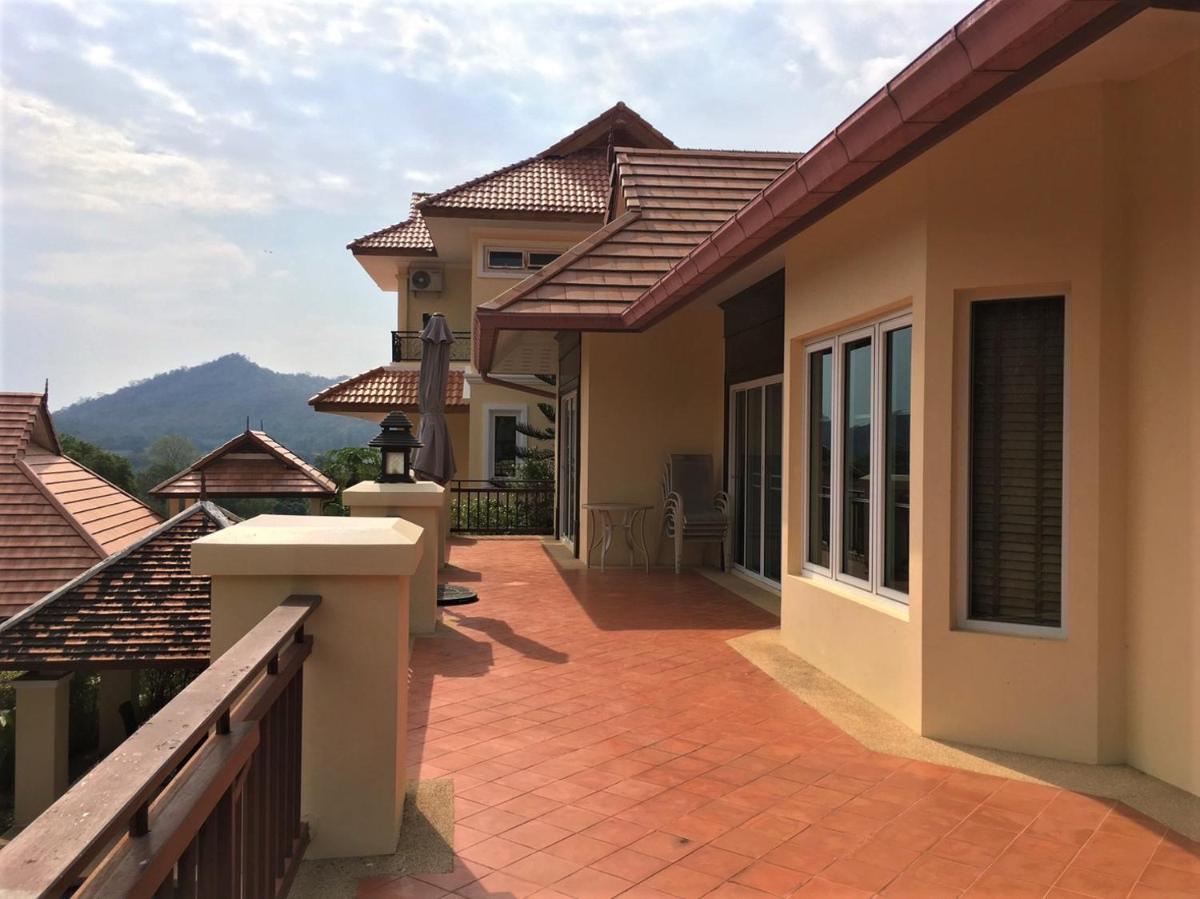 Large villa with private pool in quiet area - Housity