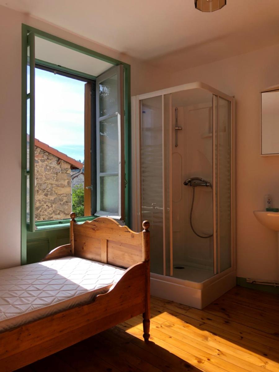 Large 100 year old house in lovely walking area - Housity