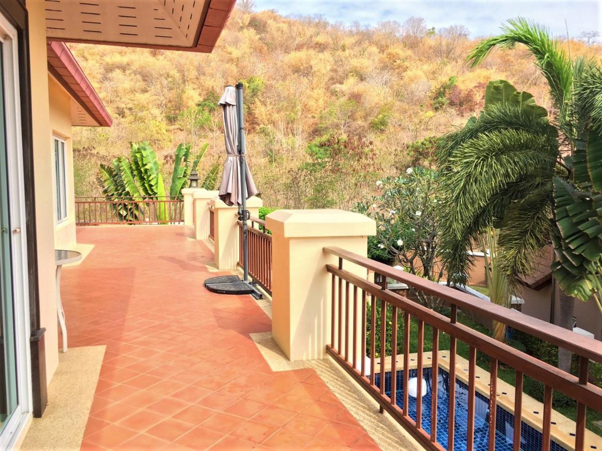 Large villa with private pool in quiet area - Housity