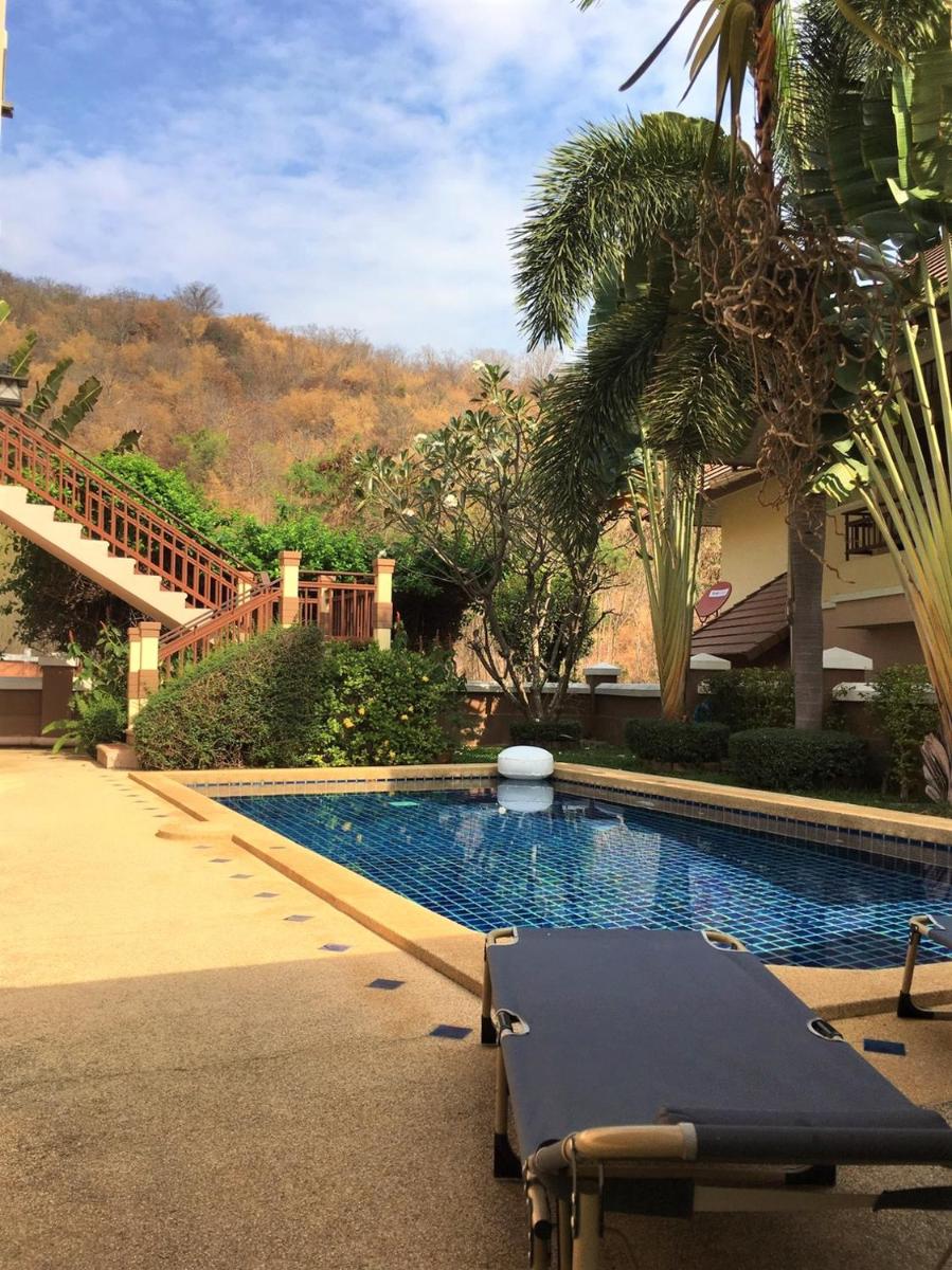 Large villa with private pool in quiet area - Housity