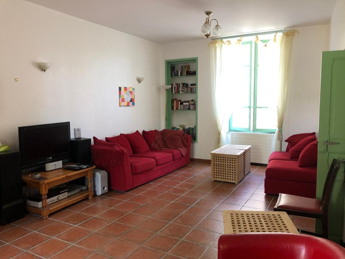 Large 100 year old house in lovely walking area - Housity